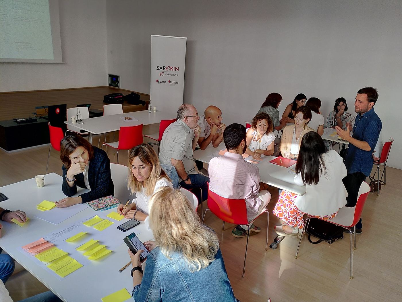 Grupos de trabajo con pósits en un taller de Sarekin e-week en Bizkaia
